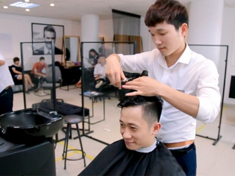 Tại Học Viện Tóc LEVY được thực hành trên mẫu tóc thật
