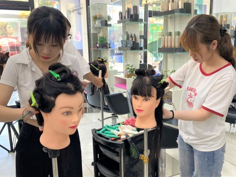 Học viên có cơ hội tham gia khóa học salon về kỹ thuật nhuộm và tạo mẫu tóc.